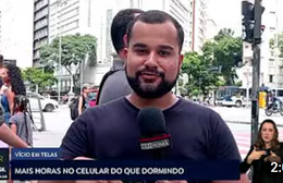 Pesquisa revela que brasileiro passa mais tempo no celular do que dormindo