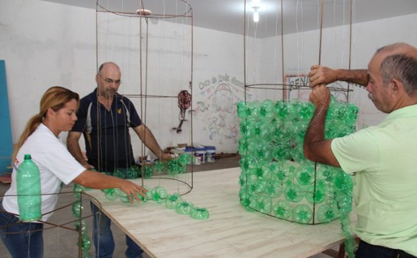 Artesãos coletam material reciclado para Natal de Arapiraca