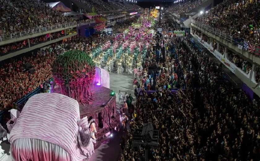 Homenagem a sambistas e ‘levitação’ marcam primeira noite de desfiles no Rio