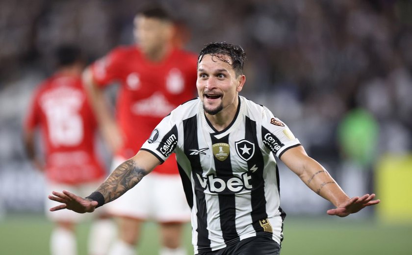 Artur marca golaço e Botafogo vence Estudiantes na Libertadores