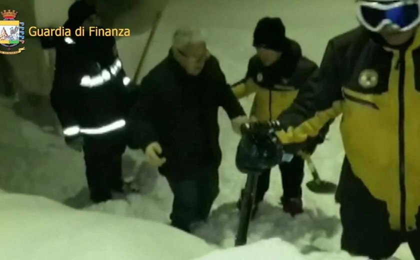 Equipes de resgate enfrentam nevasca para chegar a hotel soterrado na Itália; assista