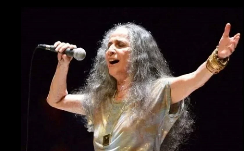 Bethânia aparece em vídeo tocando piano em resposta à crítica de Ed Motta