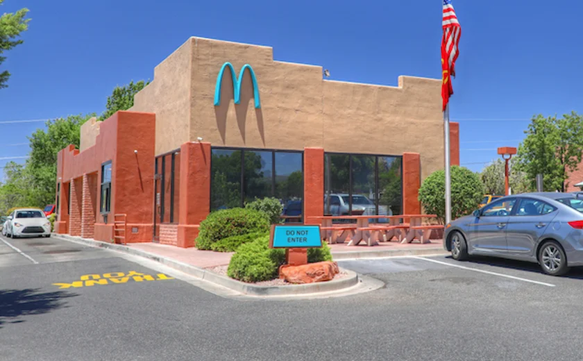 McDonald's azul? Cidade nos EUA proíbe tradicionais arcos amarelos da lanchonete; entenda