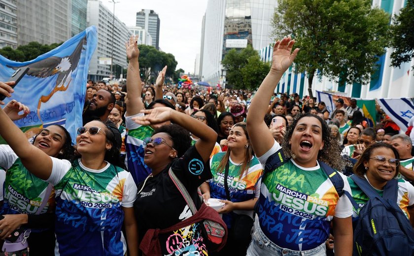 Evangélicos crescem e representam mais de um quarto da população