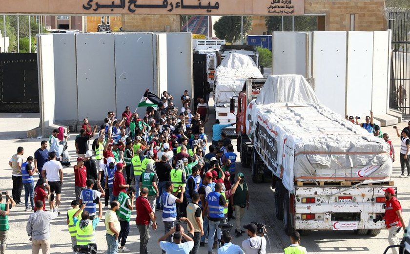 Caminhões com ajuda humanitária a palestinos voltam a chegar em Gaza