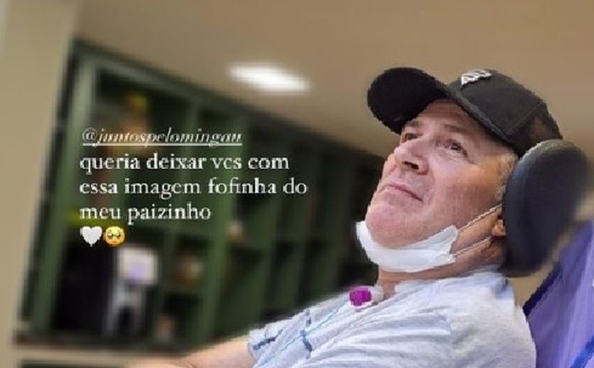 Filha de Mingau compartilha foto do baixista em recuperação após deixar o hospital