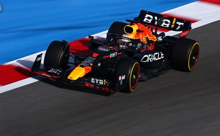 Verstappen faz melhor tempo do dia no Bahrein, com os carros da Ferrari na cola