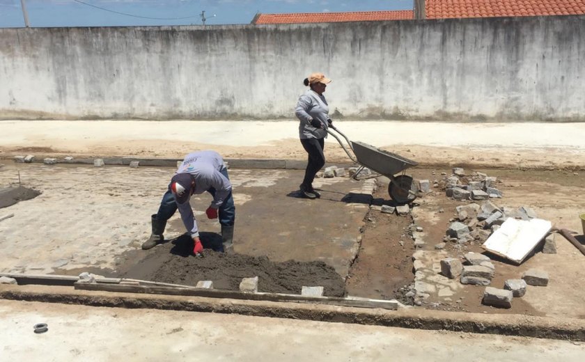 Mão de obra feminina se destaca nas obras do Minha Cidade Linda