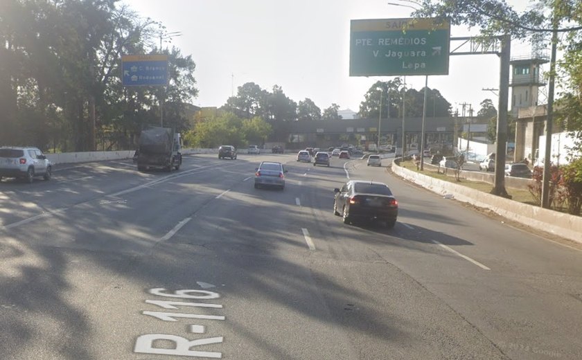 Marginal Pinheiros tem trecho interditado após ônibus pegar fogo