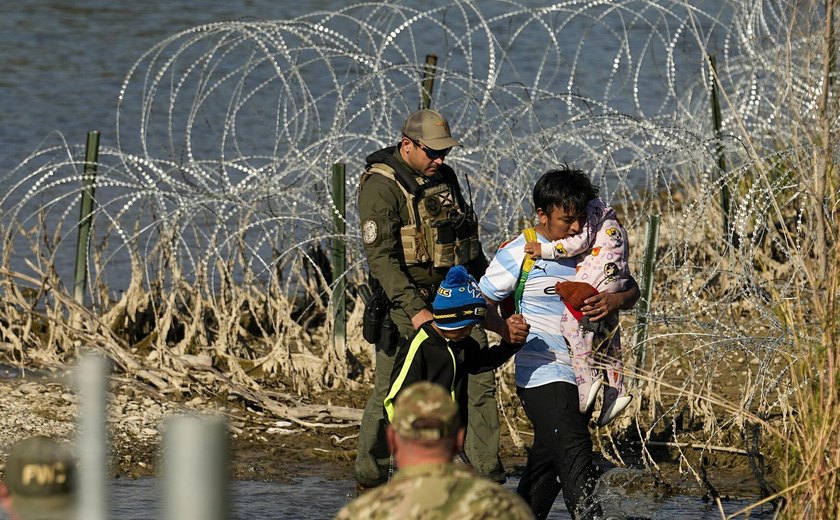 EUA realizam primeiro voo de imigrantes que aderiram a programa de autodeportação