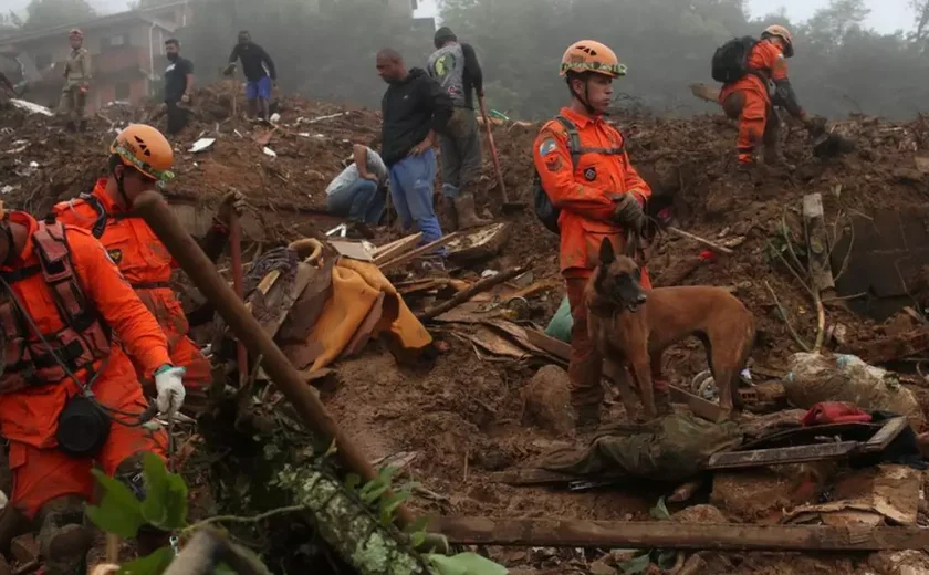 'Caos e terror': sobreviventes de esmagamento em massa que deixou 121 mortos na Índia descrevem pânico geral