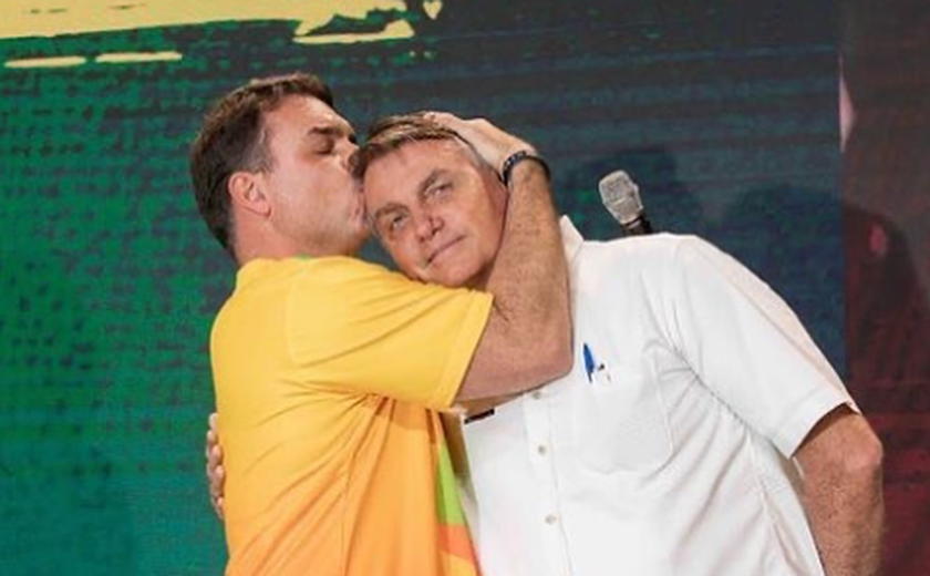 Flávio Bolsonaro lamenta não poder postar foto com o pai neste domingo