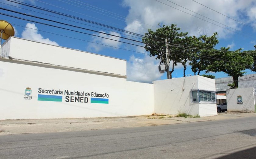 Diretor de escola municipal denuncia Semed depois da queda de telhado de escola Telhas que caíram