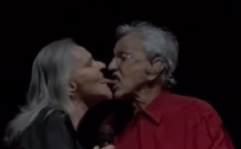 Caetano Veloso e Angela Ro Ro trocam beijo de língua em show 'Transa': assista ao momento