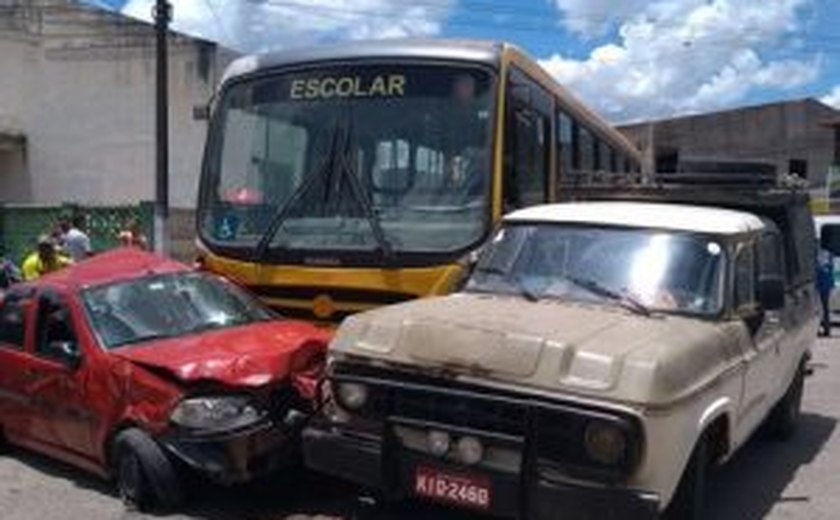 Ônibus escolar provoca acidente no centro de Santana do Ipanema