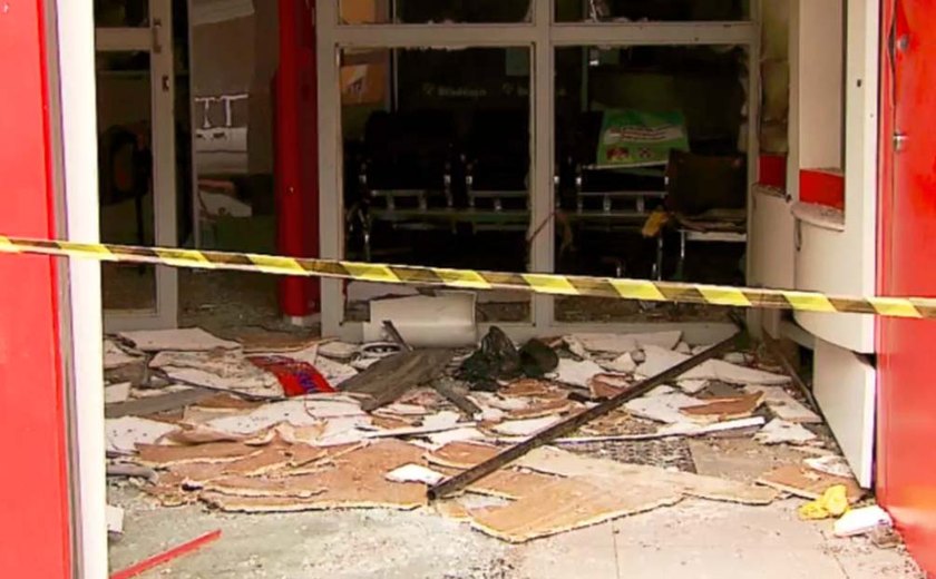 Quadrilhas explodem quatro agências bancárias no interior de SP