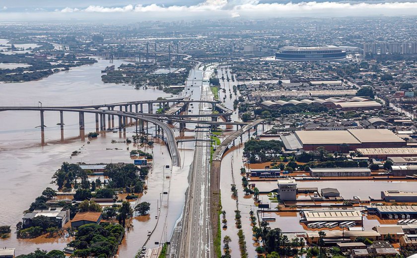 Um ano após enchente, obras visam evitar nova cheia do Guaíba
