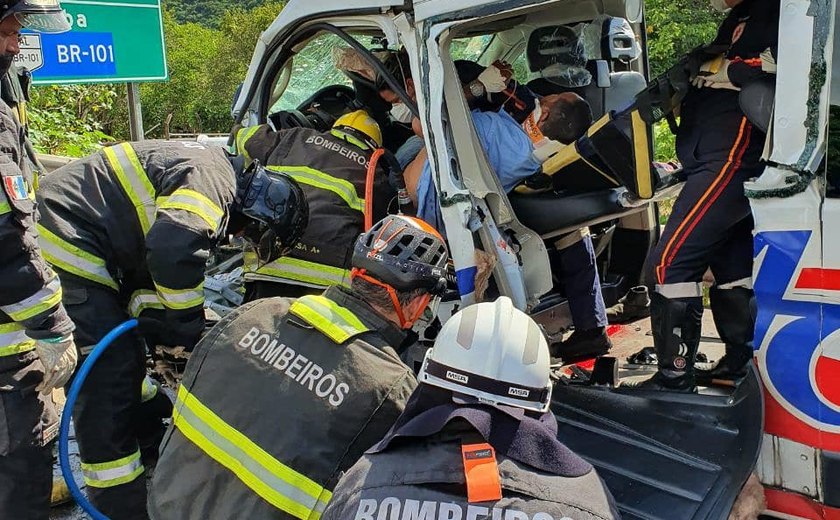 Samu socorre três vítimas após colisão frontal em Marechal Deodoro