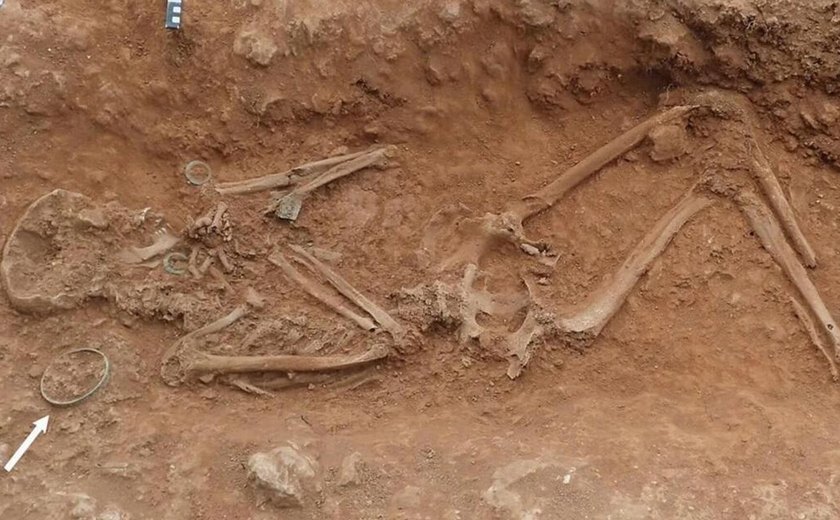 Cálice romano antigo é descoberto em túmulo anglo-saxão do século VI na Inglaterra (FOTOS)