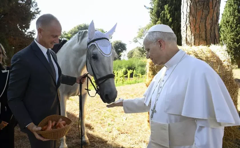 Entre vinhedos e cavalos, Leão XIV inaugura projeto ecológico