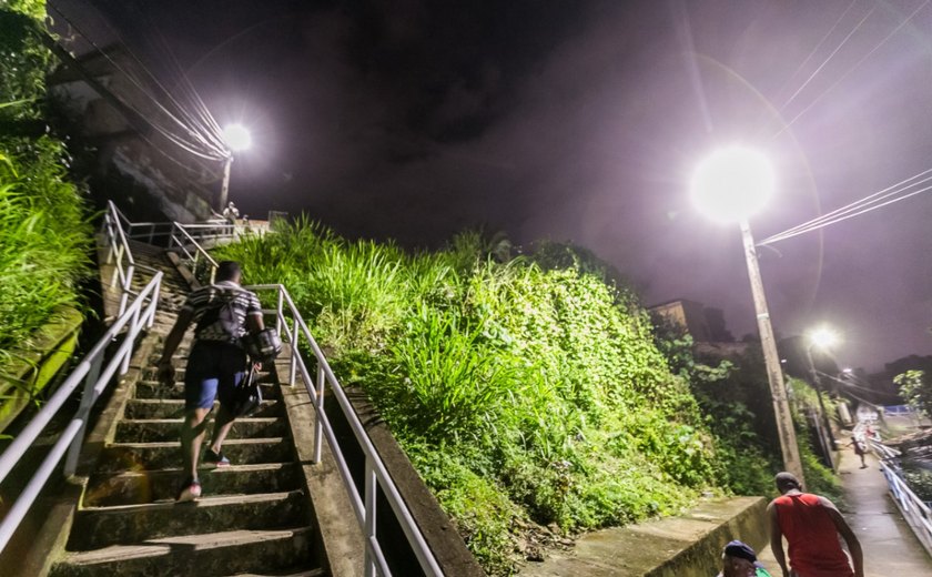 Prefeitura amplia pontos de iluminação em mais quatro grotas e no Feitosa