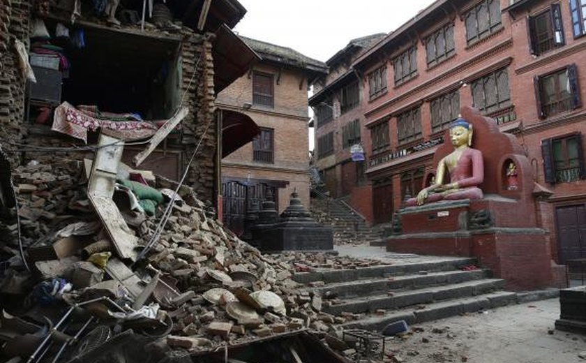 Três mulheres nepalesas são resgatadas com vida oito dias após terremoto