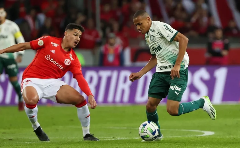 Palmeiras reage no segundo tempo, tem gols anulados e arranca empata com o Inter no fim