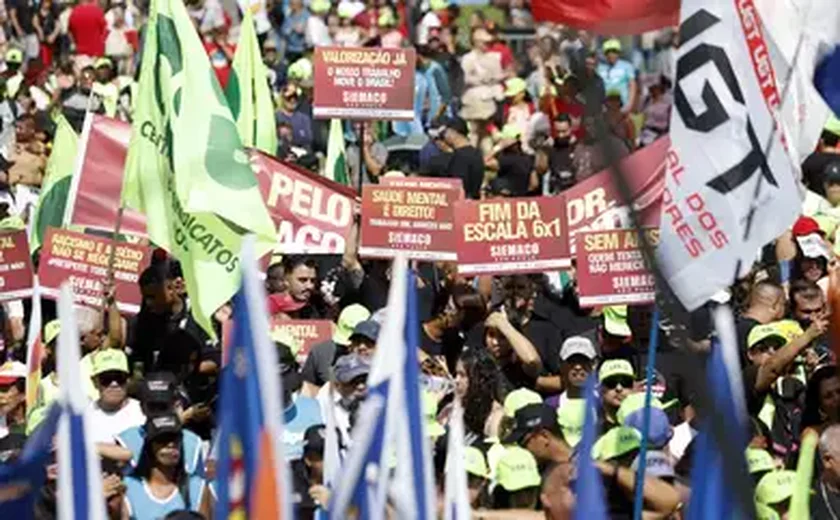 Movimentos sociais fazem ato 'combativo' em SP pelo Dia do Trabalhador
