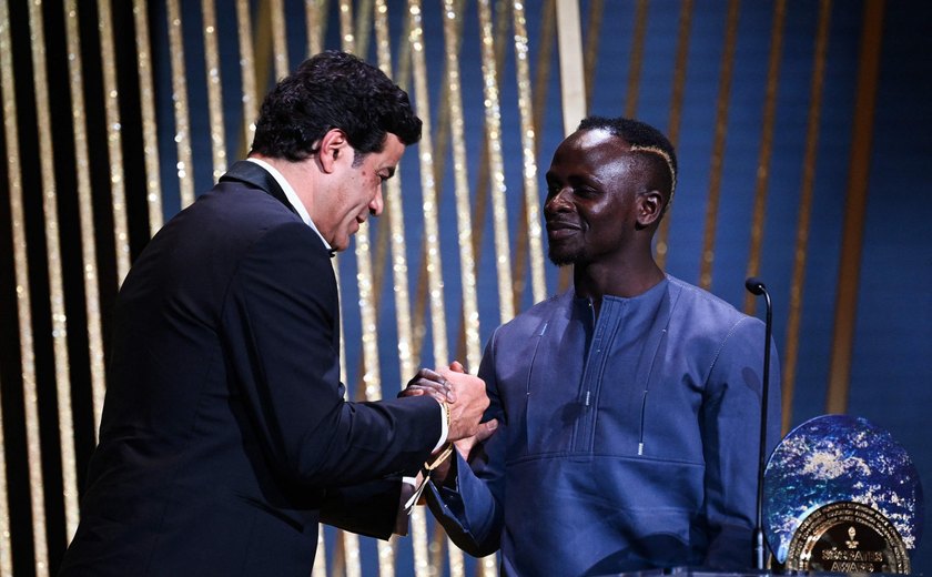 Sadio Mané recebe troféu do Prêmio Sócrates das mãos de Raí por ações em Senegal