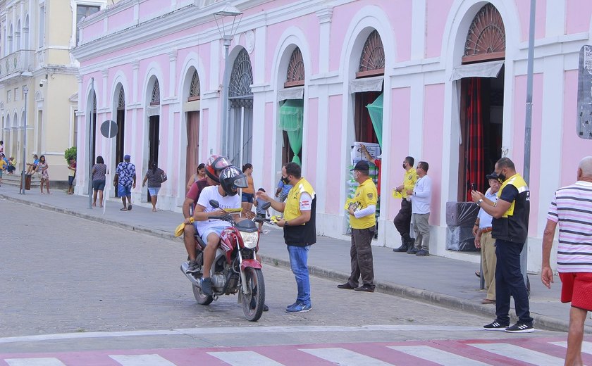 SMTT Penedo orienta motoristas e pedestres no Centro Histórico