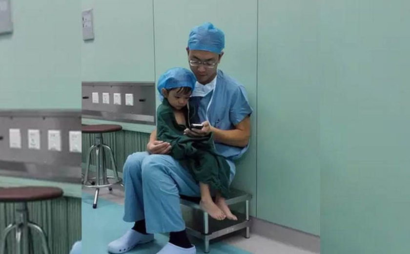 Imagem de médico acalmando criança de 2 anos antes de cirurgia viraliza na internet