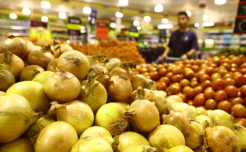 Procon Arapiraca monitora preços de itens da cesta básica e o abastecimento de hortaliças