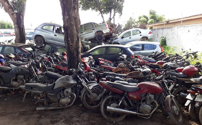 Delegacia Regional de Arapiraca é conhecida como ferro velho por conter centenas de automóveis em seu pátio
