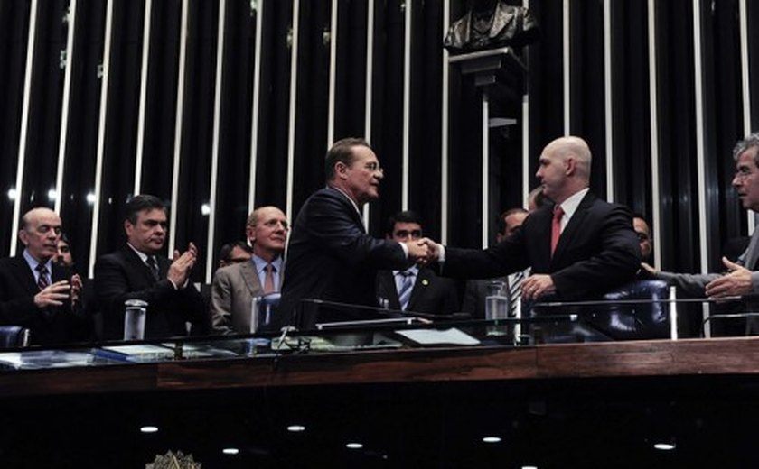 Senadores parabenizam Renan por promover encontro com governadores