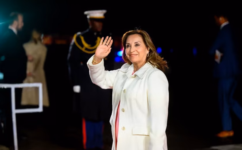 Presidente do Peru é acusada de se afastar do cargo sem avisar para realizar procedimentos estéticos