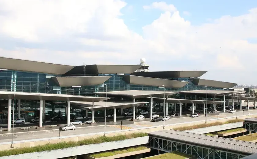 Passageiros enfrentam falta de luz no Aeroporto de Guarulhos, em SP