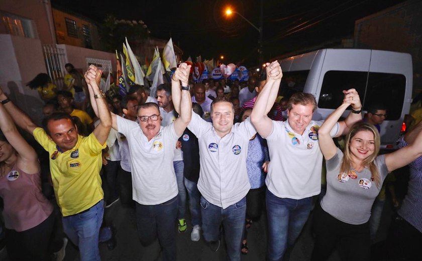 Renan Filho participa de caminhada no Bebedouro e leva multidão às ruas