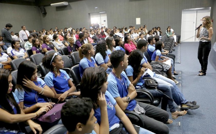 Estudantes de escolas públicas vivenciam rotina de magistrada de Alagoas