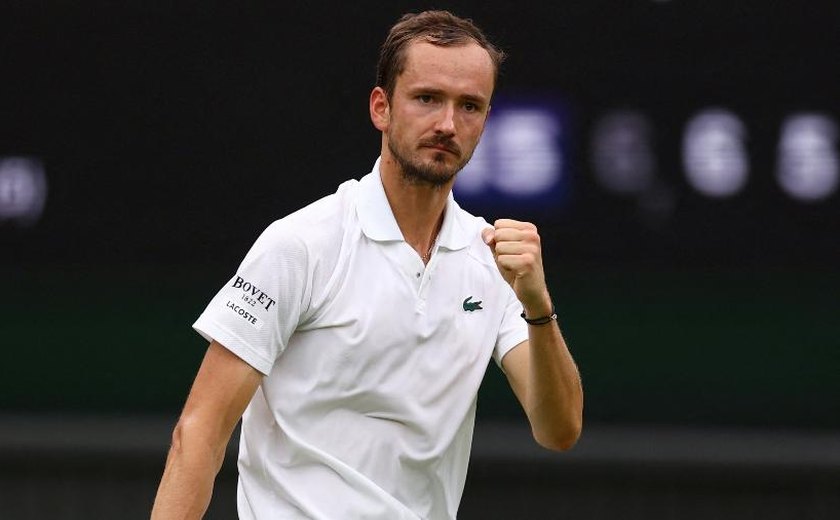 Medvedev volta vencer Sinner após cinco derrotas seguidas e avança à semi de Wimbledon