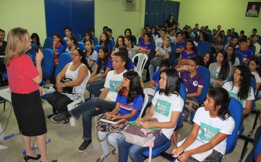 Escola Estadual Fernandes Lima é a primeira a receber projeto Fale Educação!