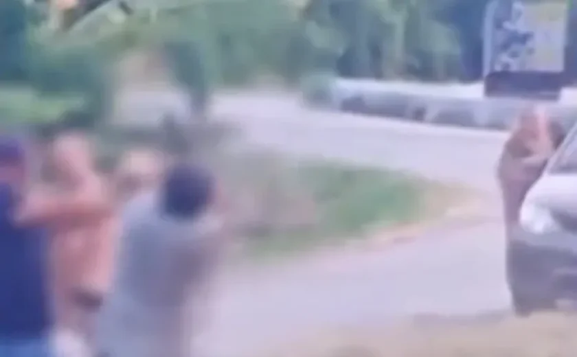 VÍDEO: Motorista é agredido com pedrada ao tentar impedir saque de carga na BR-101, em AL