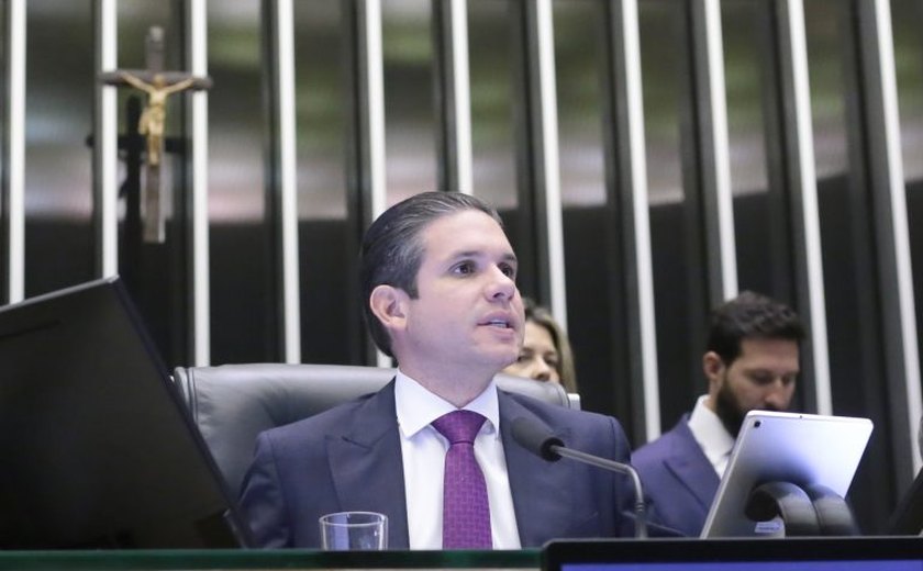 Câmara vai dar total atenção à medida provisória sobre tarifaço, afirma Hugo Motta