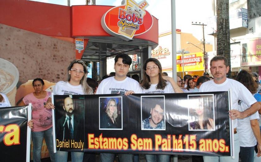Familiares de Daniel Houly fazem caminhada em Arapiraca pedindo Justiça