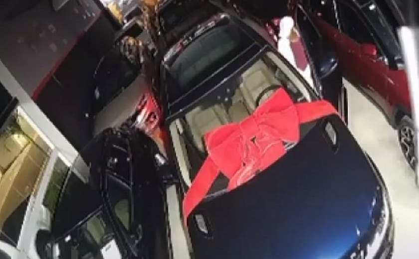 Criminoso invade loja e leva carro de luxo em Maceió