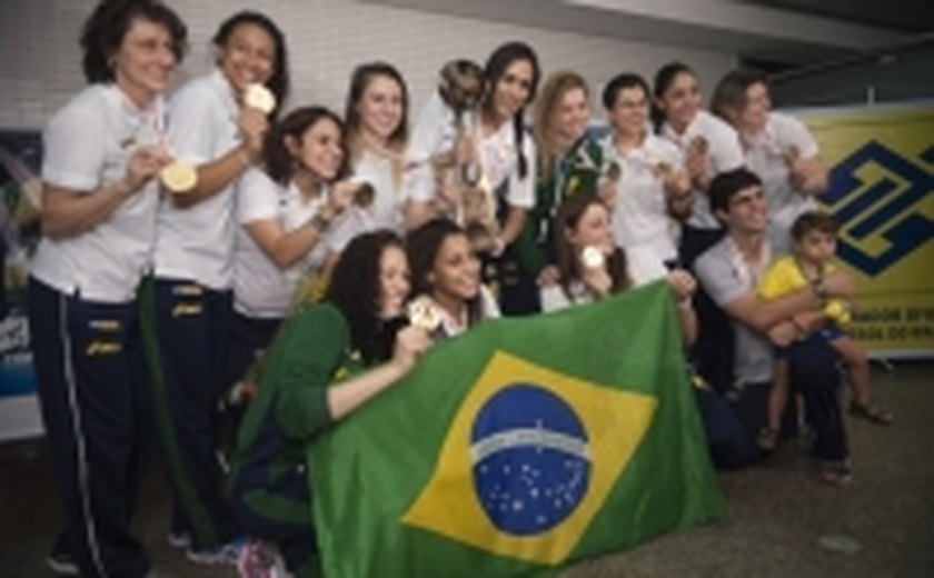 Seleção campeã de handebol feminino desembarca em São Paulo