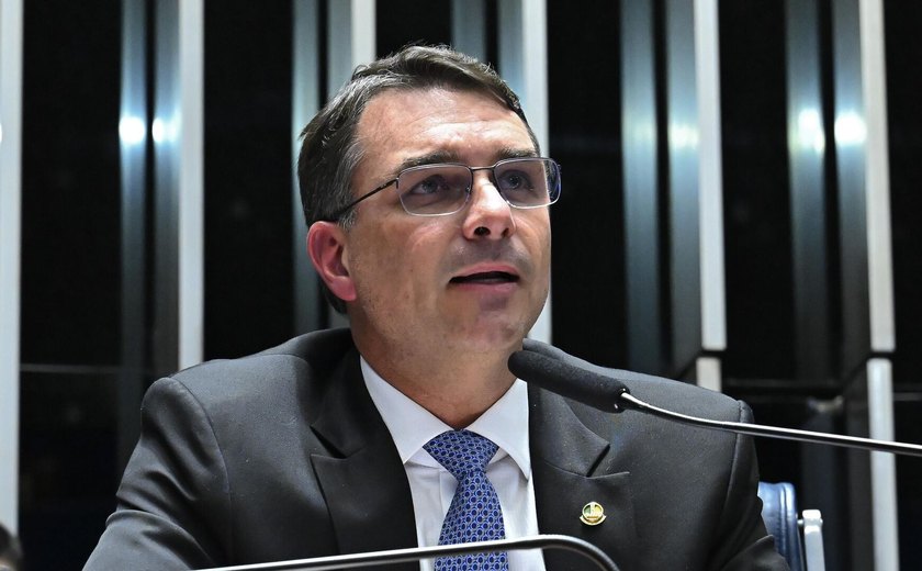 Flávio Bolsonaro diz que ladrões fizeram mãe e avós reféns em busca do 'dinheiro do Bolsonaro'