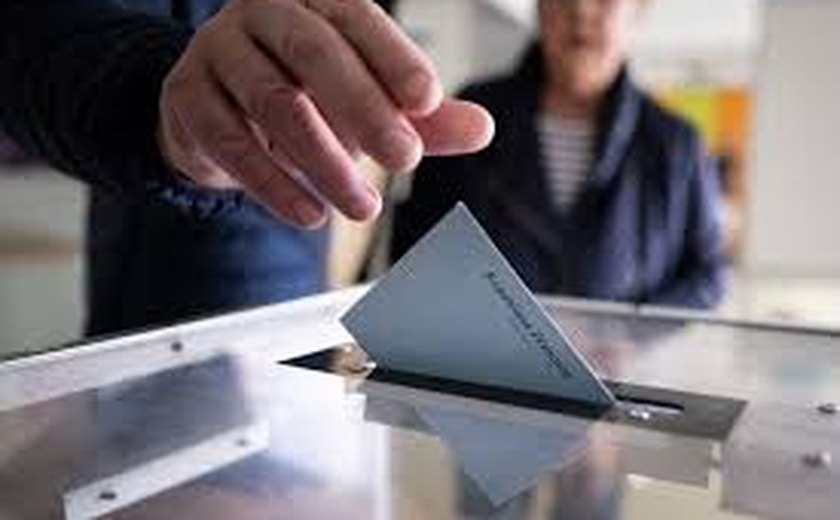 França inicia eleições de segundo turno que podem levar a extrema direita ao poder