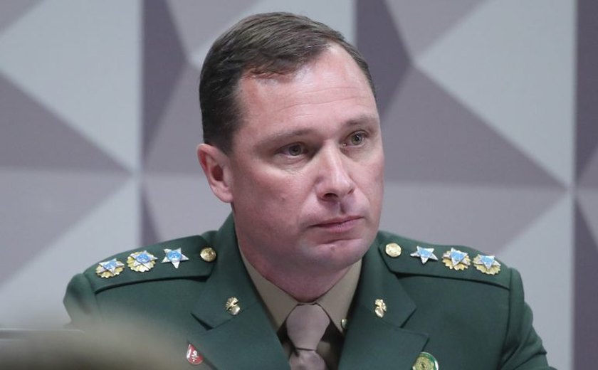 Mensagens apontam receio de Mauro Cid em ser preso e busca pelo comando do Exército