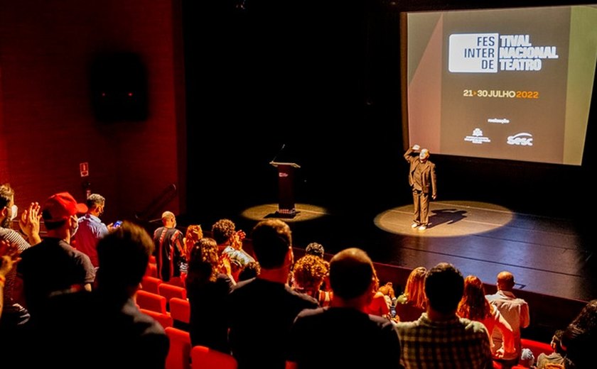 Projeto de teatro ocupa ruas da periferia de Belém com crítica e humor