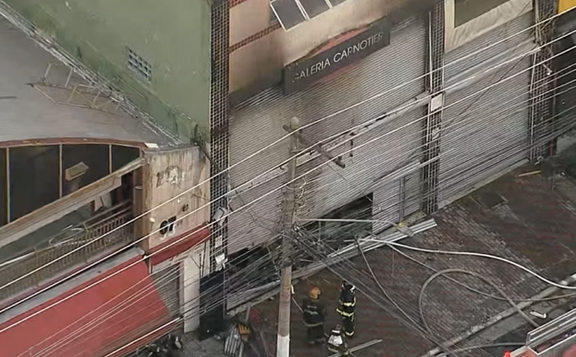 Incêndio atinge galeria de loja de roupas no Pari, no centro de SP